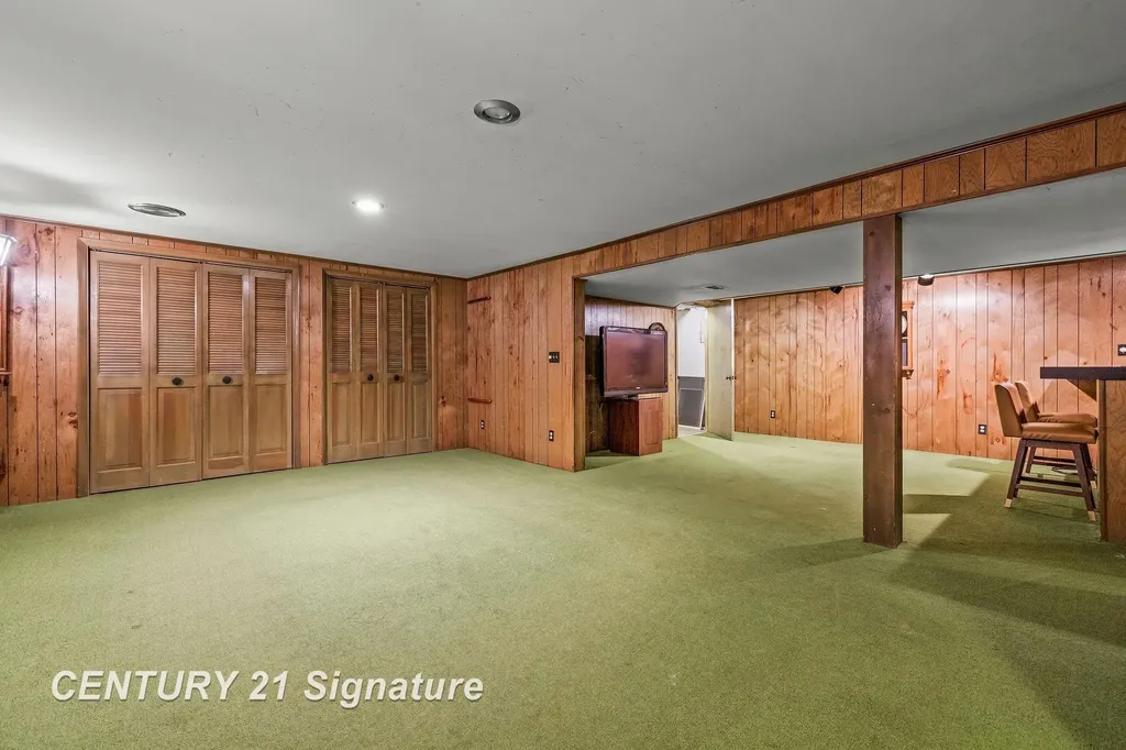 358 Somerset Road Saginaw Charter Township MI 48638