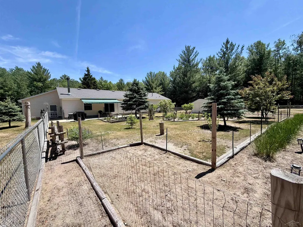 6113 Hillside Drive Moffatt Township MI 48610