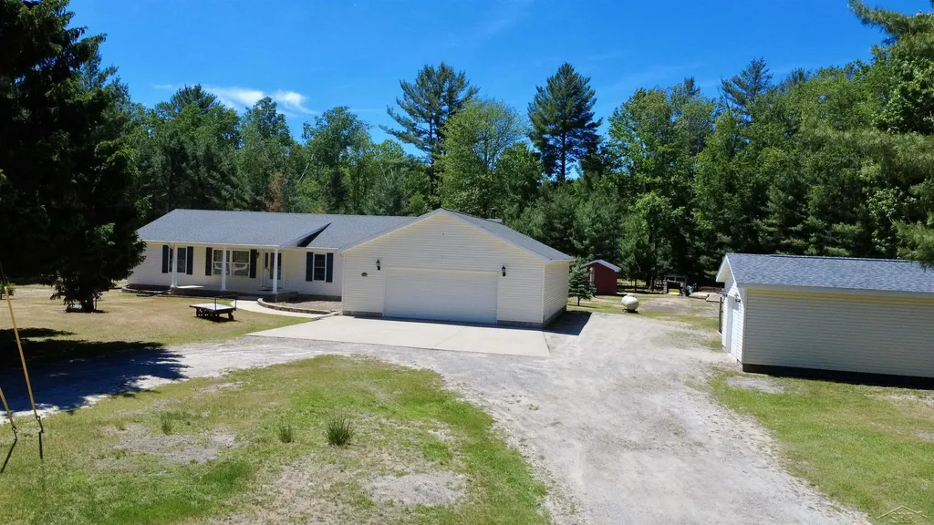 6113 Hillside Drive Moffatt Township MI 48610