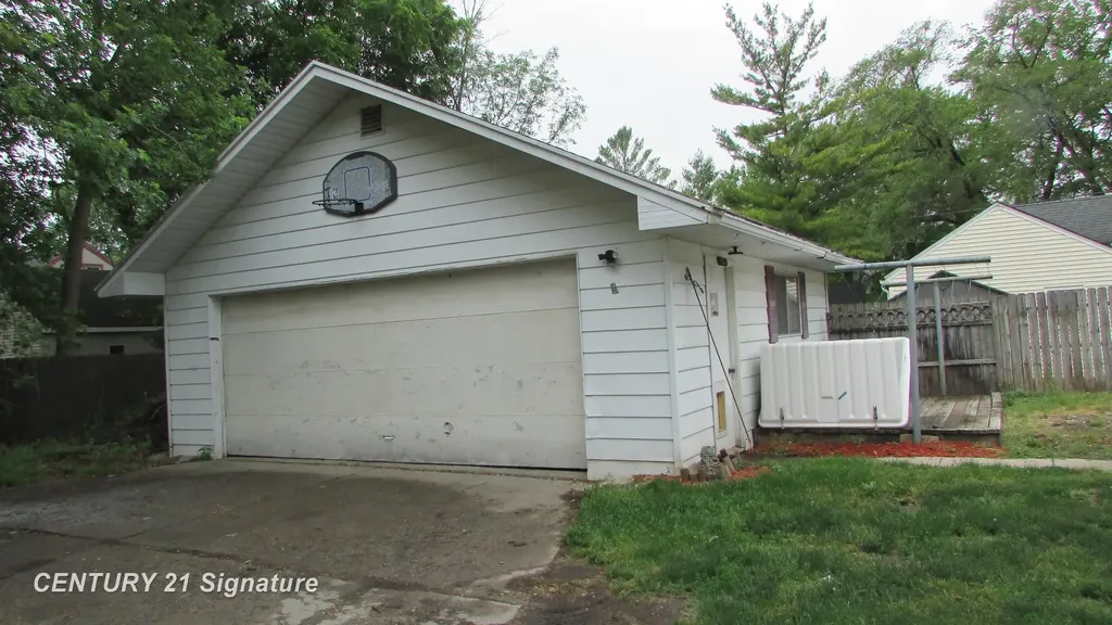 620 E Washington Street Tittabawassee Township MI 48623