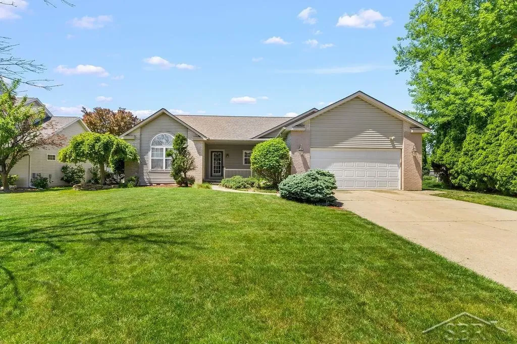 2961 Laurel Park Saginaw Charter Township MI 48603