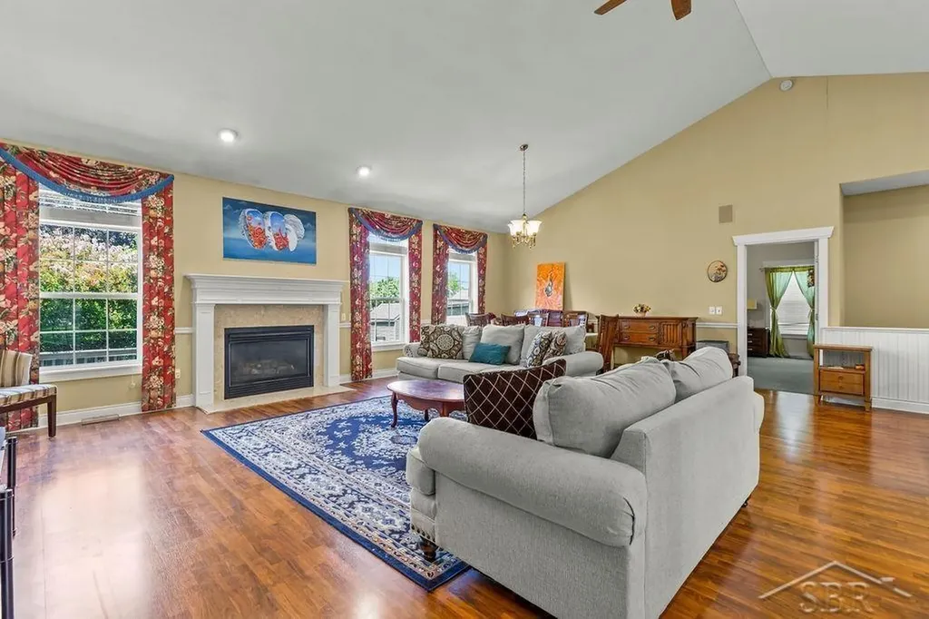2961 Laurel Park Saginaw Charter Township MI 48603