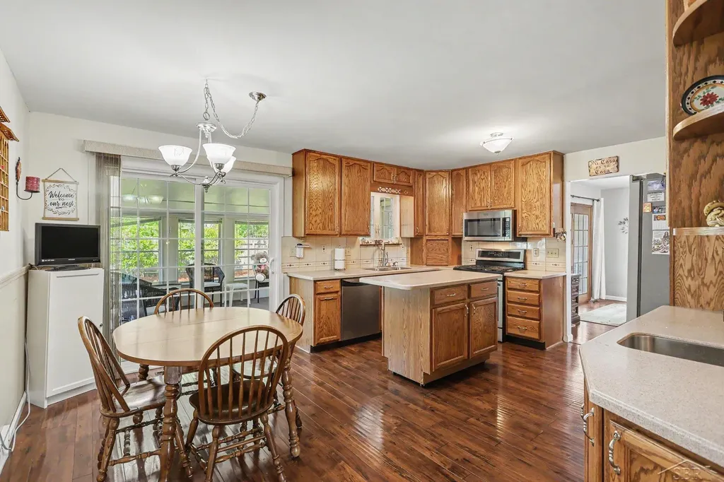 1907 W Packard Drive Saginaw Charter Township MI 48638