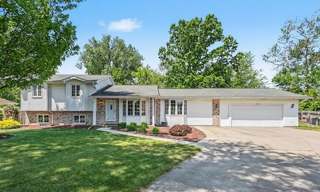 1907 W Packard Drive Saginaw Charter Township MI 48638