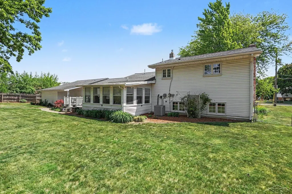 1907 W Packard Drive Saginaw Charter Township MI 48638