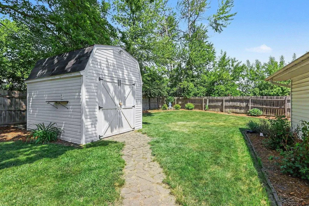 1907 W Packard Drive Saginaw Charter Township MI 48638