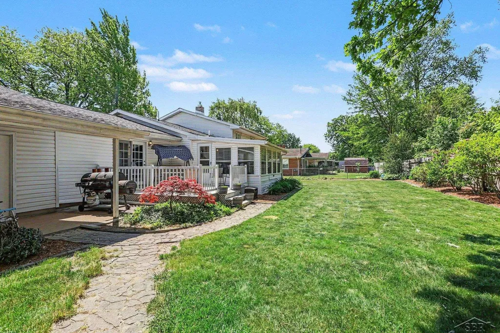 1907 W Packard Drive Saginaw Charter Township MI 48638