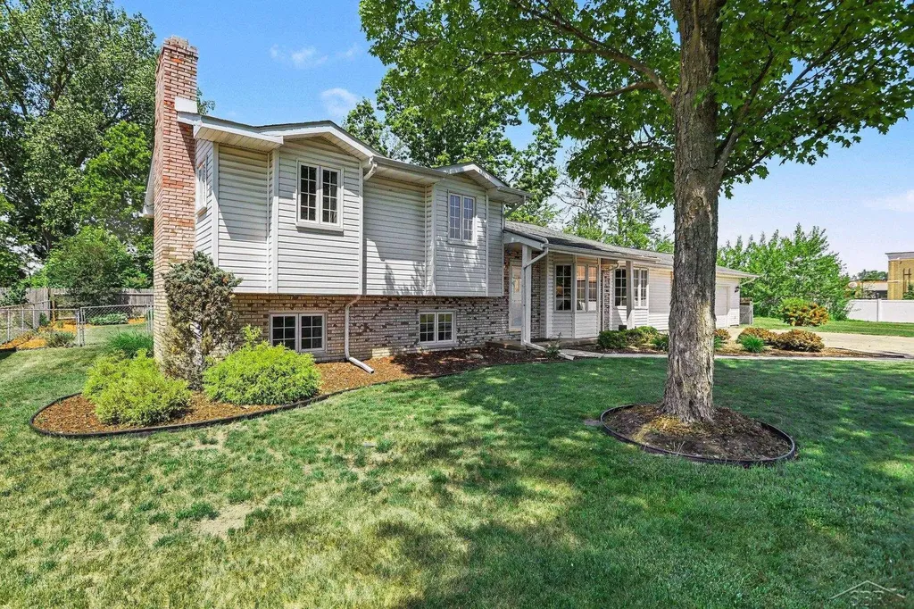 1907 W Packard Drive Saginaw Charter Township MI 48638