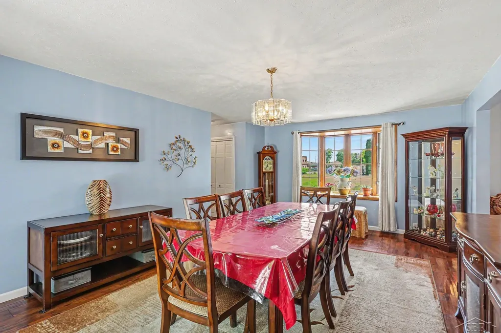 1907 W Packard Drive Saginaw Charter Township MI 48638