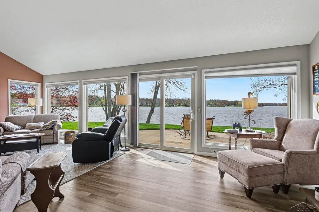 4589 N Island Drive Edenville Township MI 48657