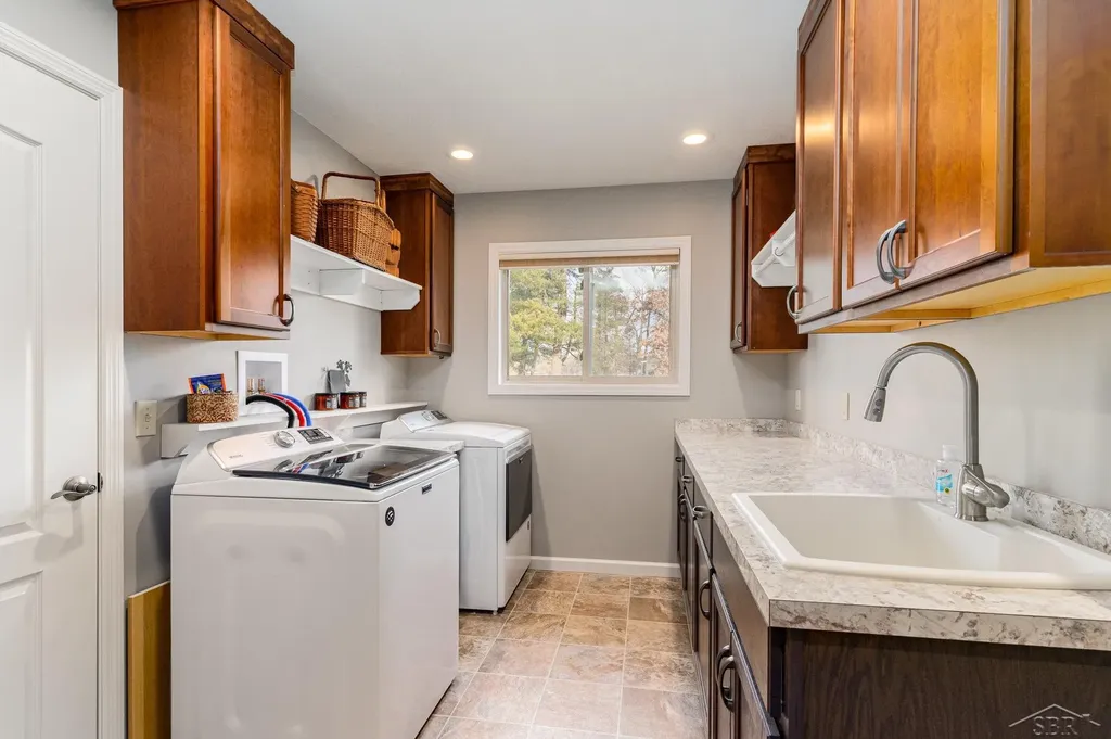 4589 N Island Drive Edenville Township MI 48657