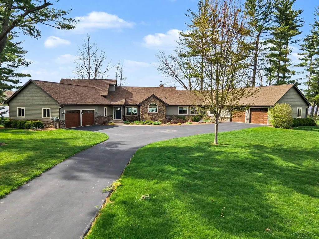 4589 N Island Drive Edenville Township MI 48657