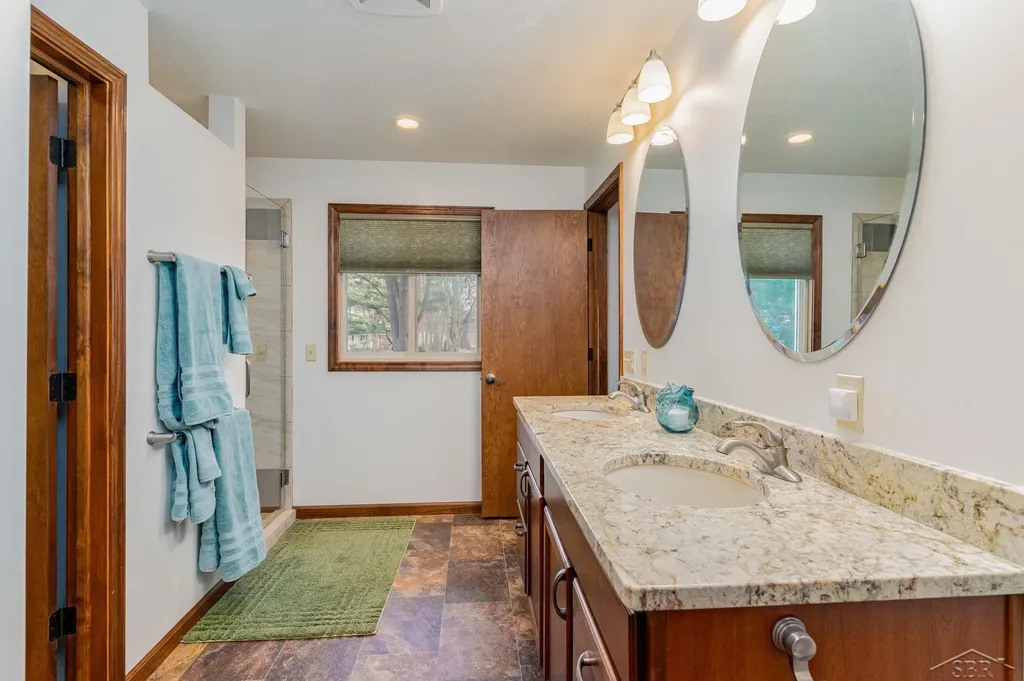 4589 N Island Drive Edenville Township MI 48657