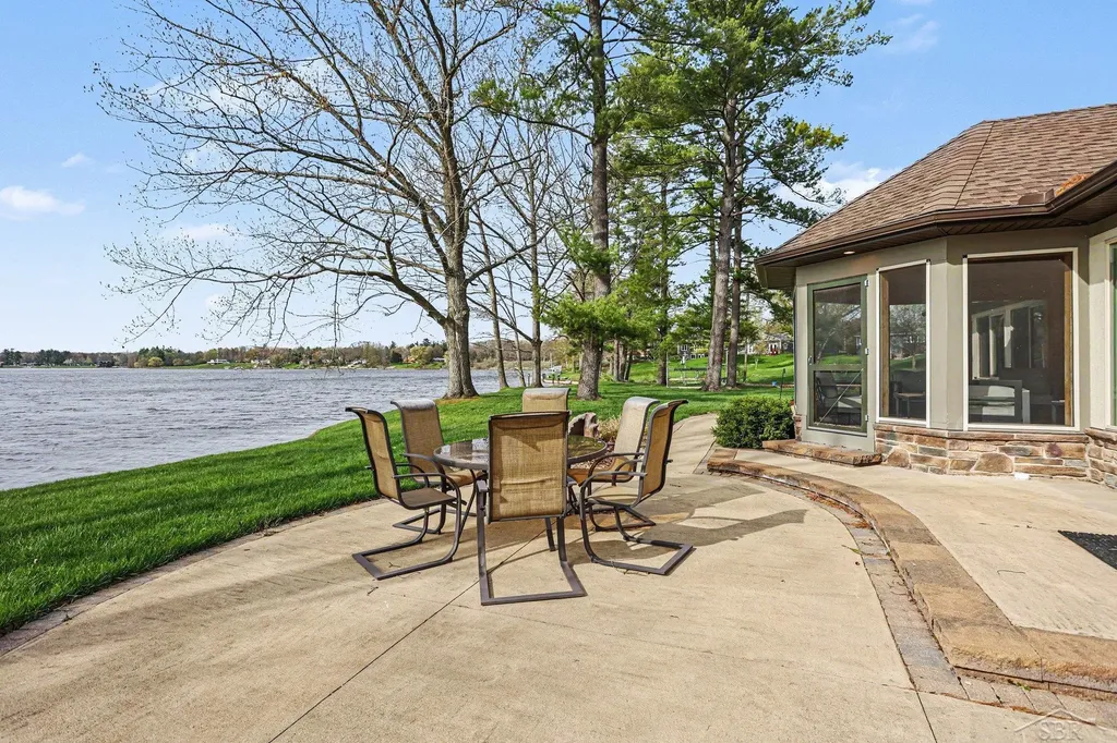 4589 N Island Drive Edenville Township MI 48657