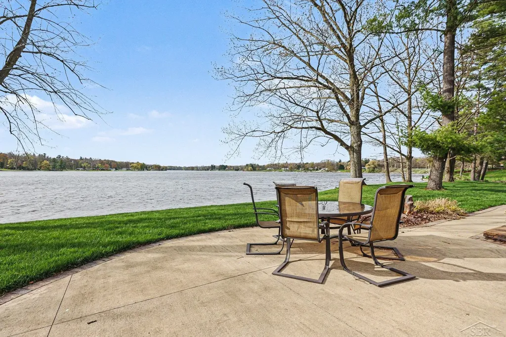 4589 N Island Drive Edenville Township MI 48657