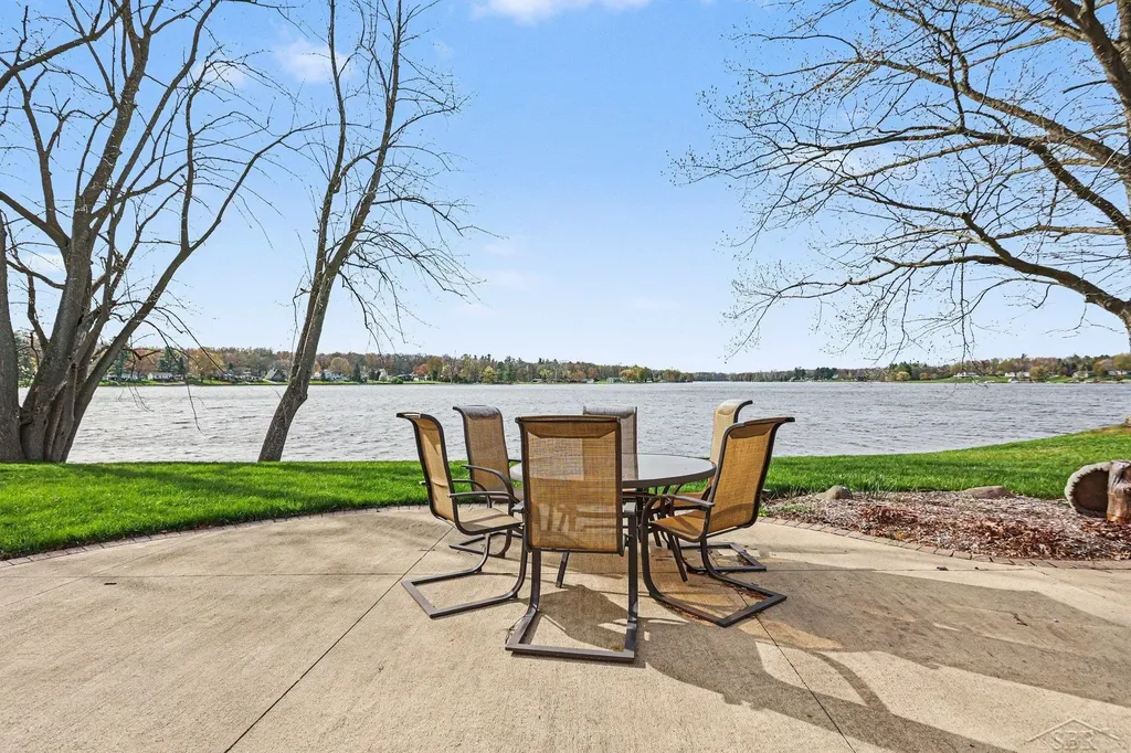 4589 N Island Drive Edenville Township MI 48657