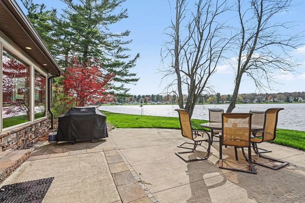 4589 N Island Drive Edenville Township MI 48657