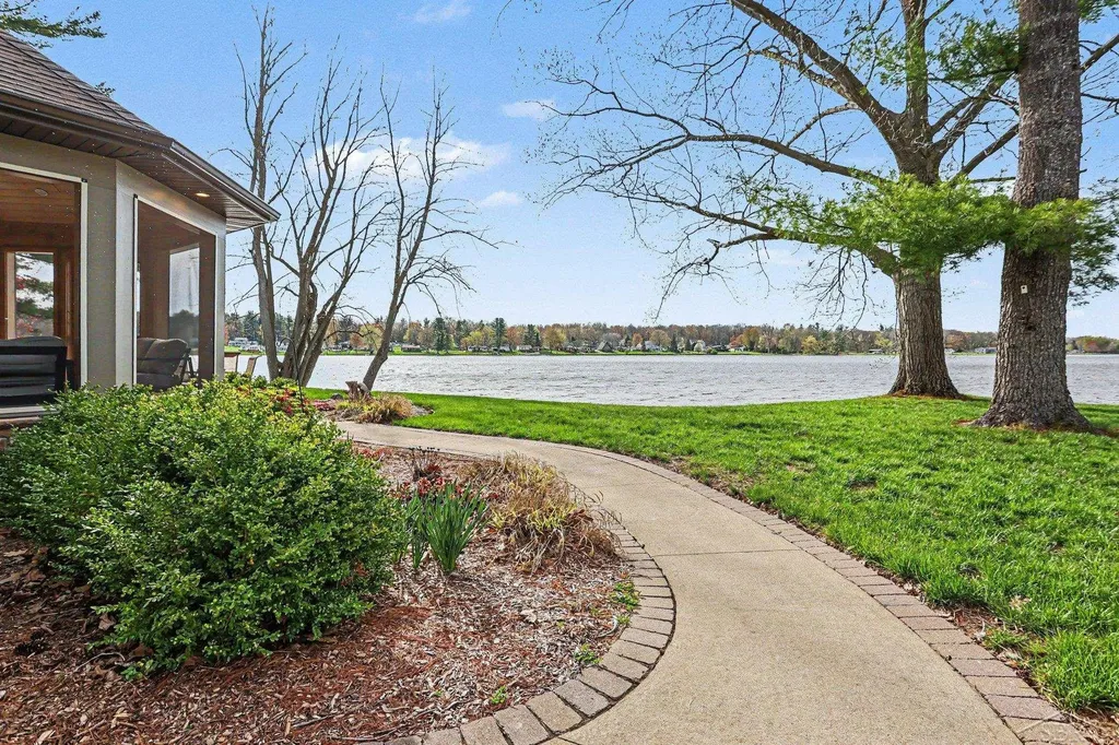 4589 N Island Drive Edenville Township MI 48657