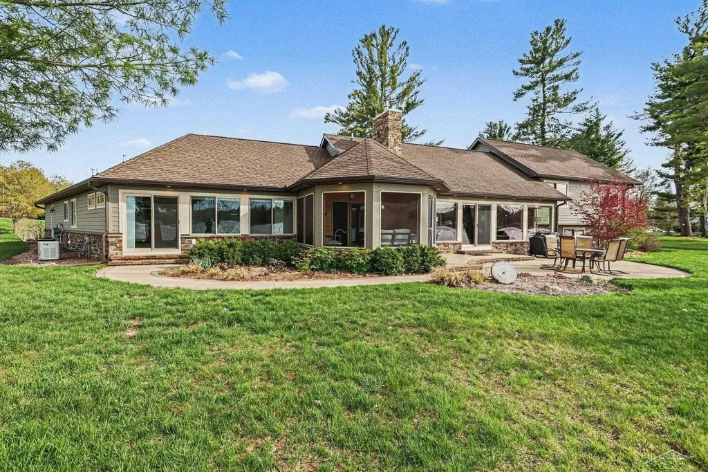 4589 N Island Drive Edenville Township MI 48657