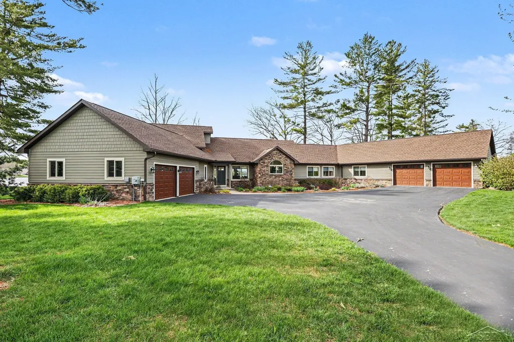 4589 N Island Drive Edenville Township MI 48657