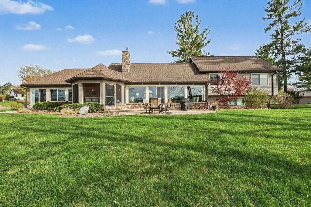 4589 N Island Drive Edenville Township MI 48657