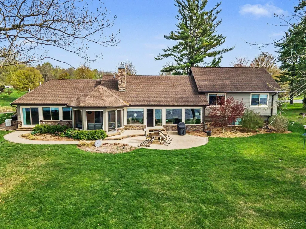 4589 N Island Drive Edenville Township MI 48657