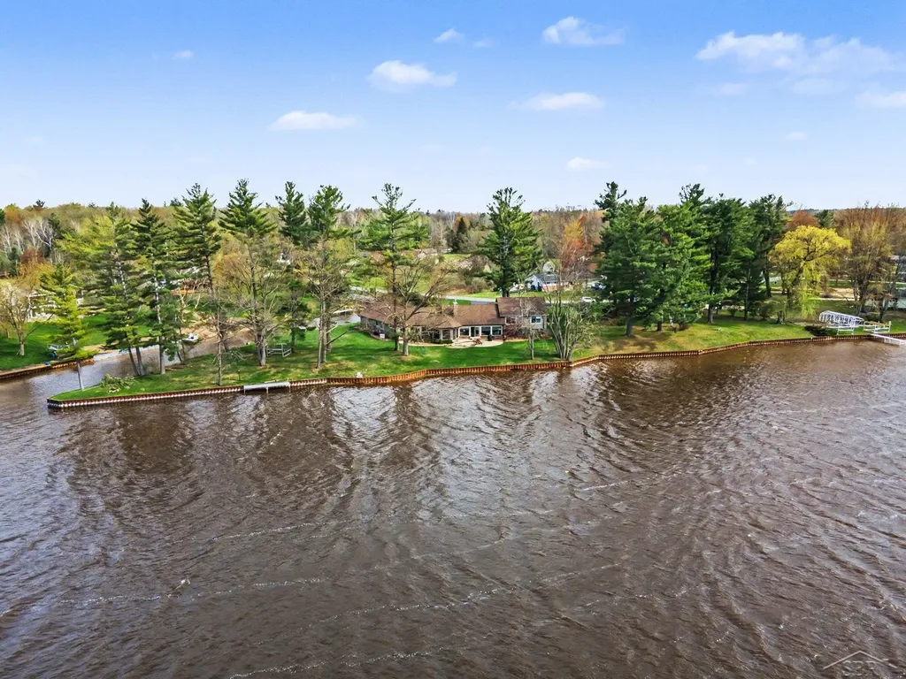 4589 N Island Drive Edenville Township MI 48657