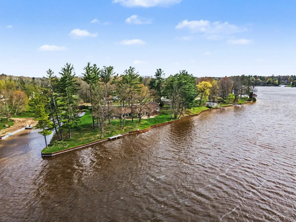 4589 N Island Drive Edenville Township MI 48657