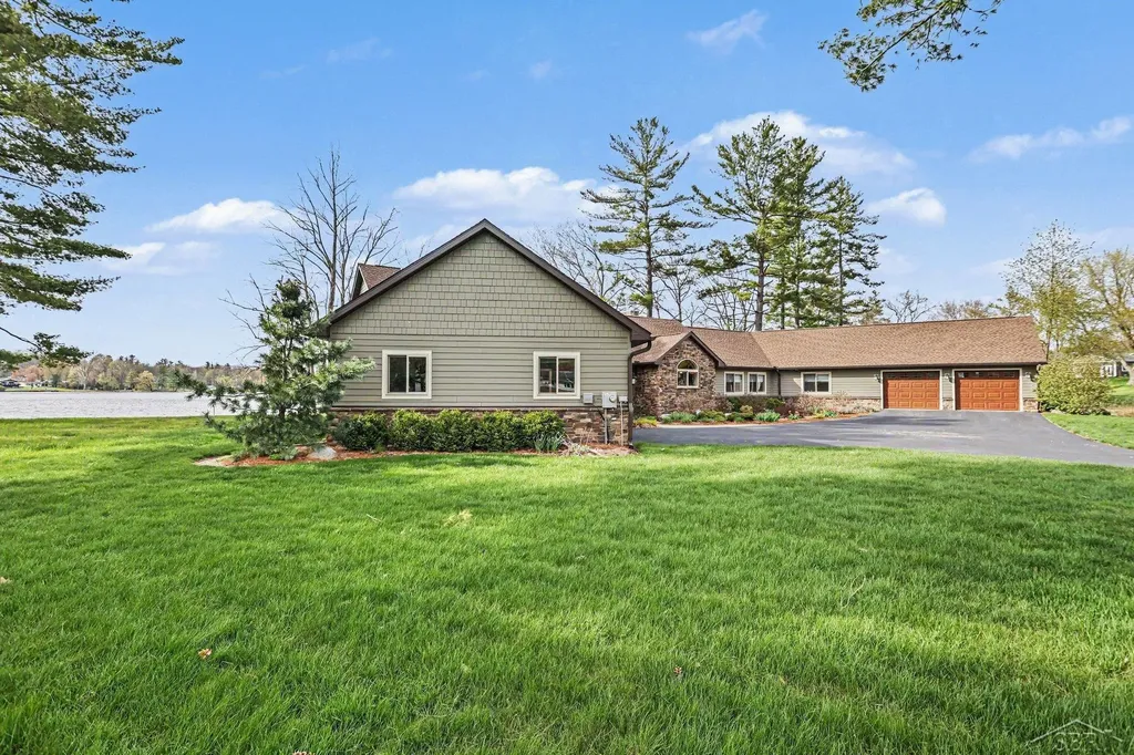4589 N Island Drive Edenville Township MI 48657