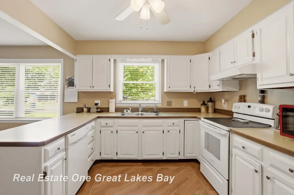 5469 George Street Saginaw Charter Township MI 48603