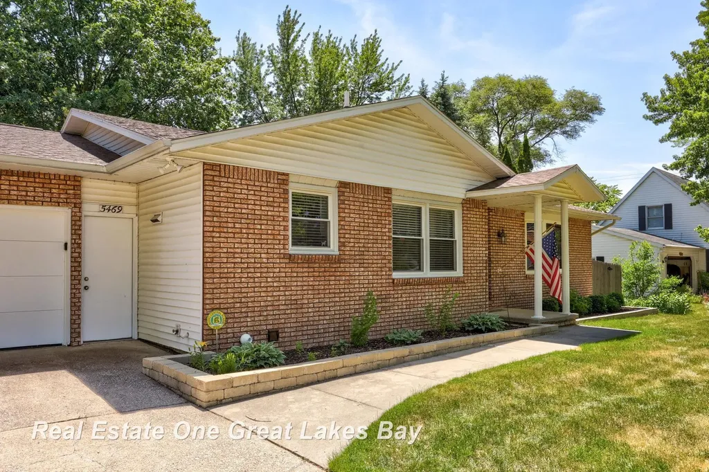 5469 George Street Saginaw Charter Township MI 48603