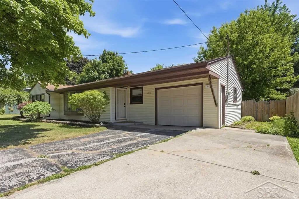 1316 Rainbow Drive Saginaw Charter Township MI 48638