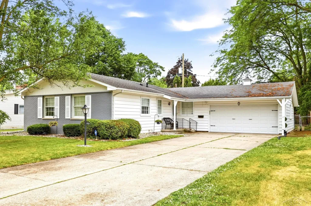 1111 E Washburn Place Saginaw City MI 48602