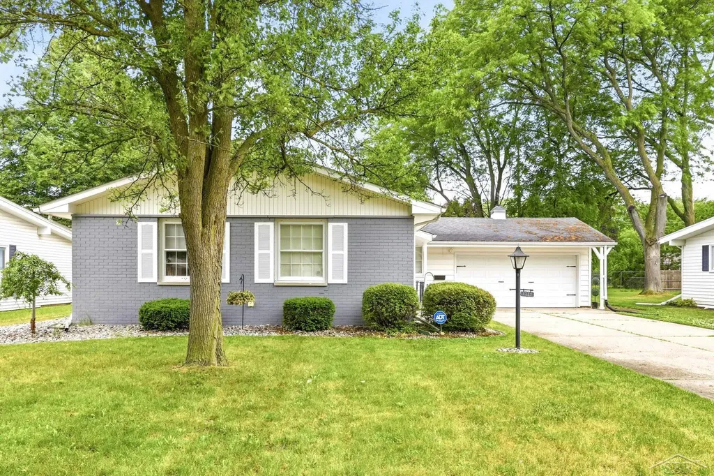 1111 E Washburn Place Saginaw City MI 48602