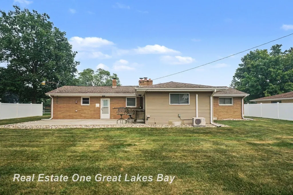 2535 E Greendale Drive Saginaw Charter Township MI 48603