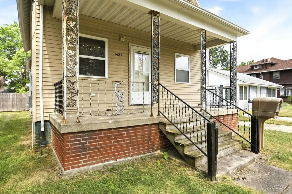 1427 Brown Street Saginaw City MI 48601