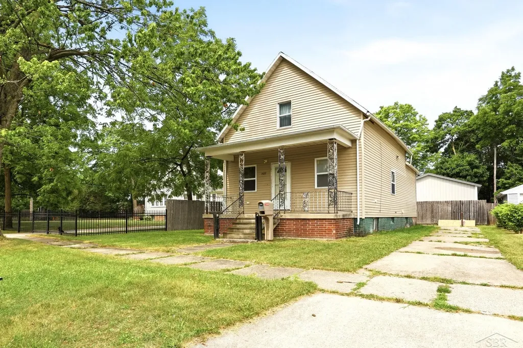 1427 Brown Street Saginaw City MI 48601