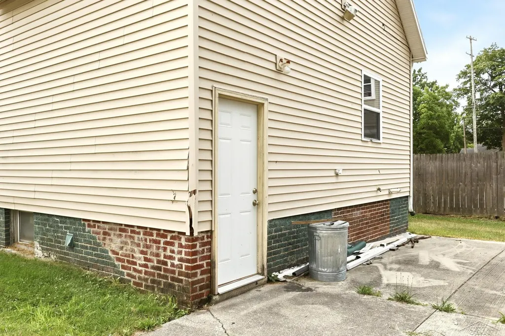 1427 Brown Street Saginaw City MI 48601