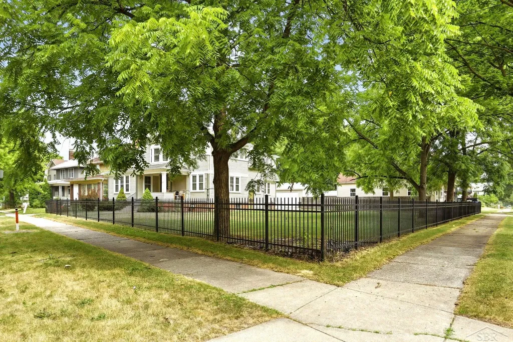 817 E Holland Avenue Saginaw City MI 48601
