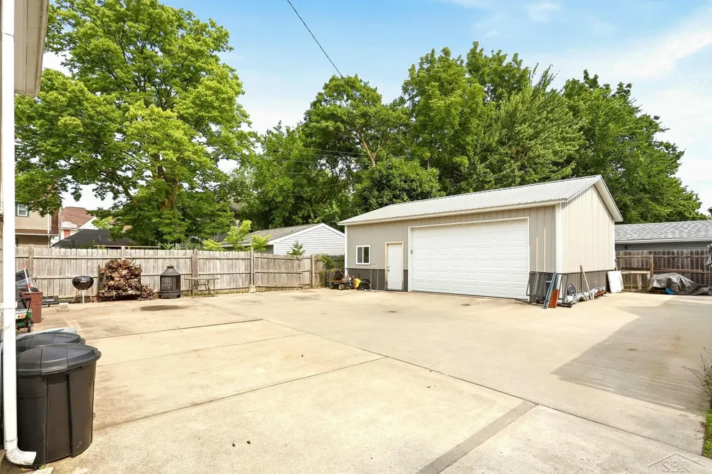 817 E Holland Avenue Saginaw City MI 48601