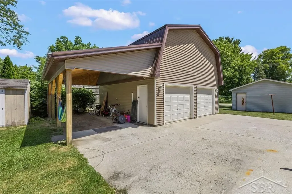 206 W Railway Street Coleman City MI 48618