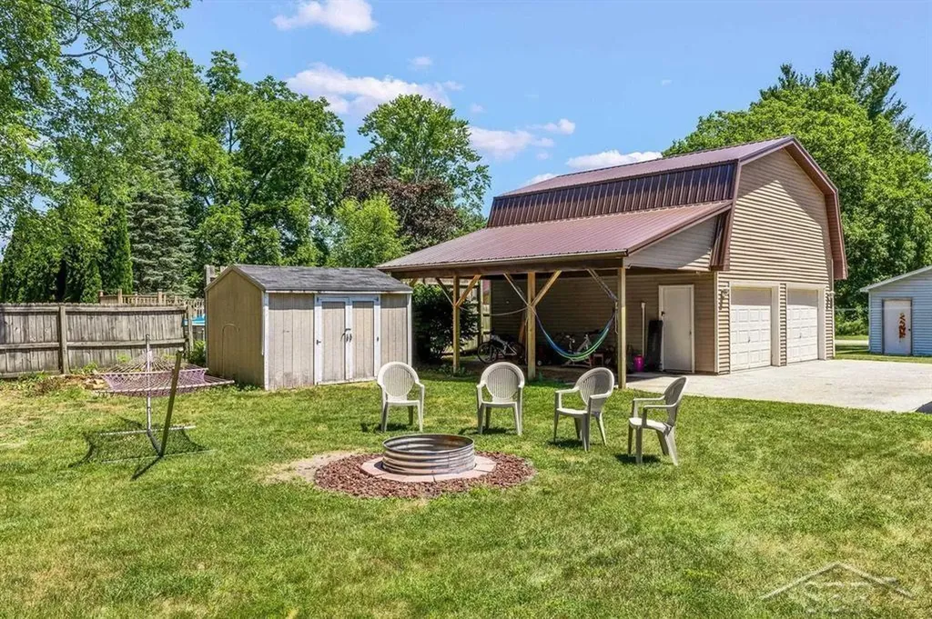 206 W Railway Street Coleman City MI 48618