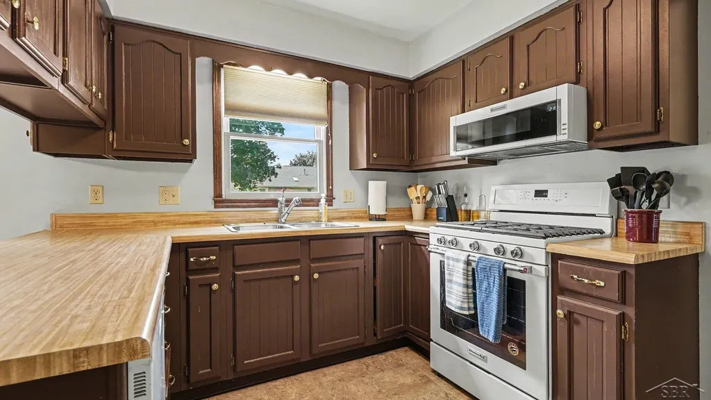 1383 Cranbrook Drive Saginaw Charter Township MI 48638