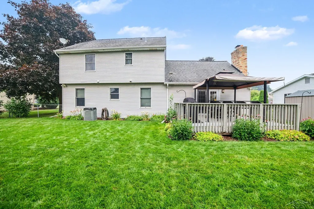 1383 Cranbrook Drive Saginaw Charter Township MI 48638