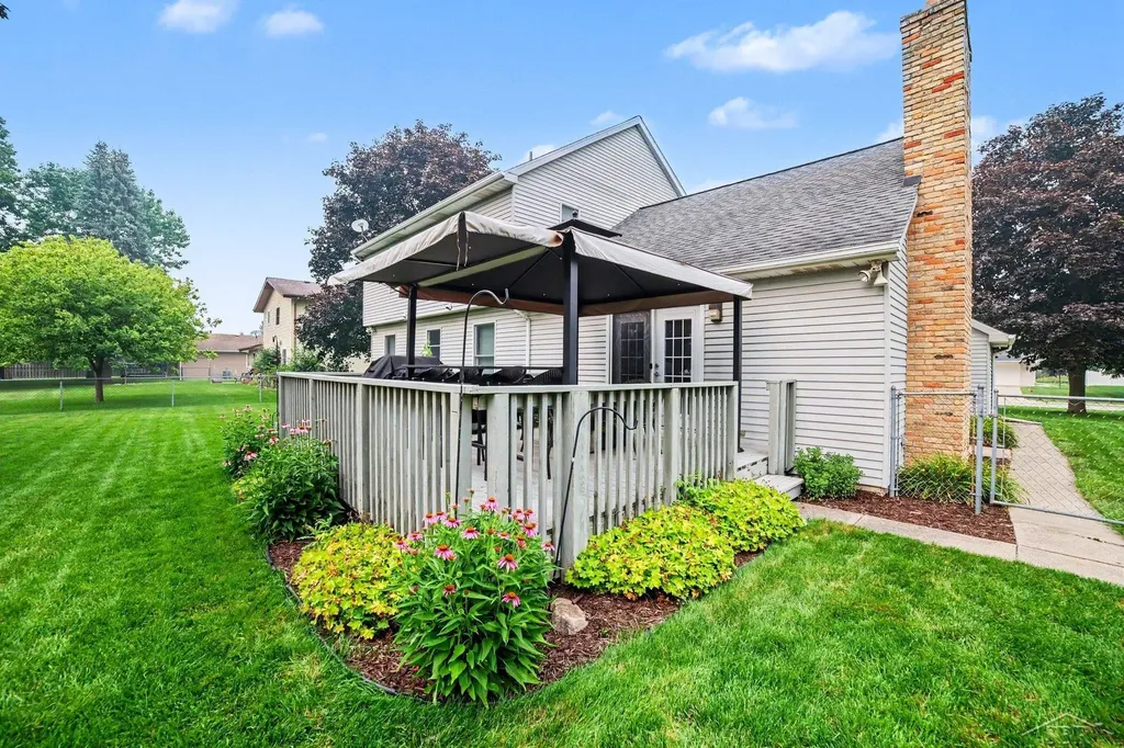 1383 Cranbrook Drive Saginaw Charter Township MI 48638