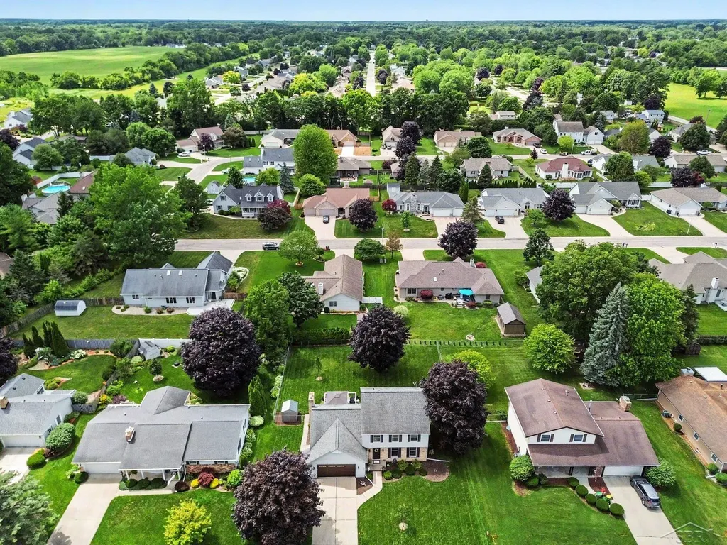 1383 Cranbrook Drive Saginaw Charter Township MI 48638