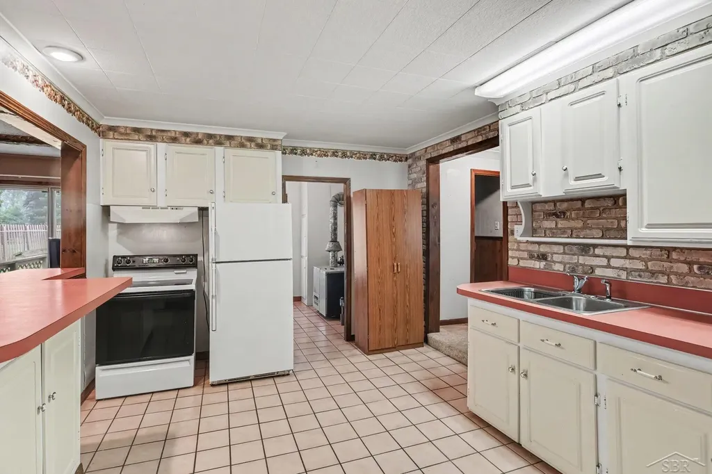 5111 Weiss Street Saginaw Charter Township MI 48603