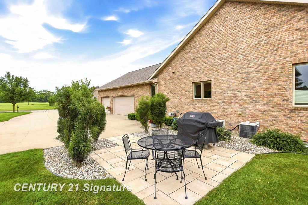 77 Sawmill Creek Trail Saginaw Charter Township MI 48603