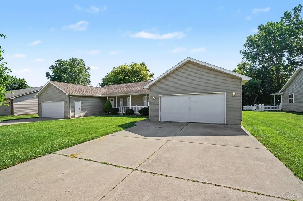 3072 Silverwood Drive Saginaw Charter Township MI 48603
