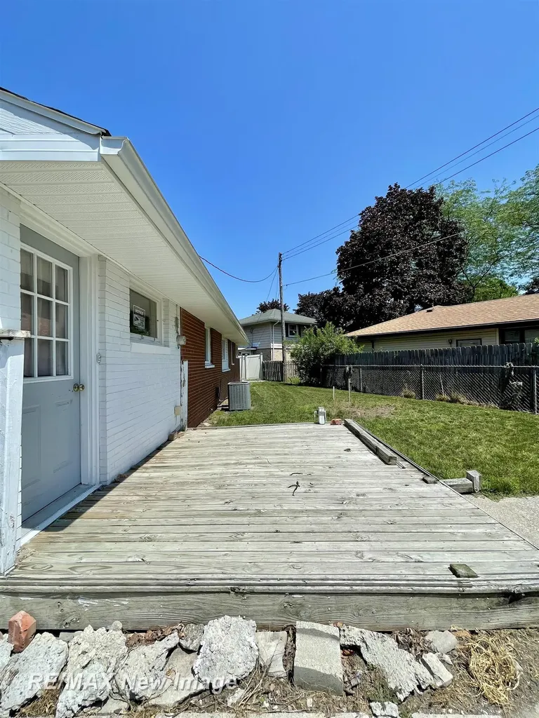 12 Ruggles Road Saginaw City MI 48602